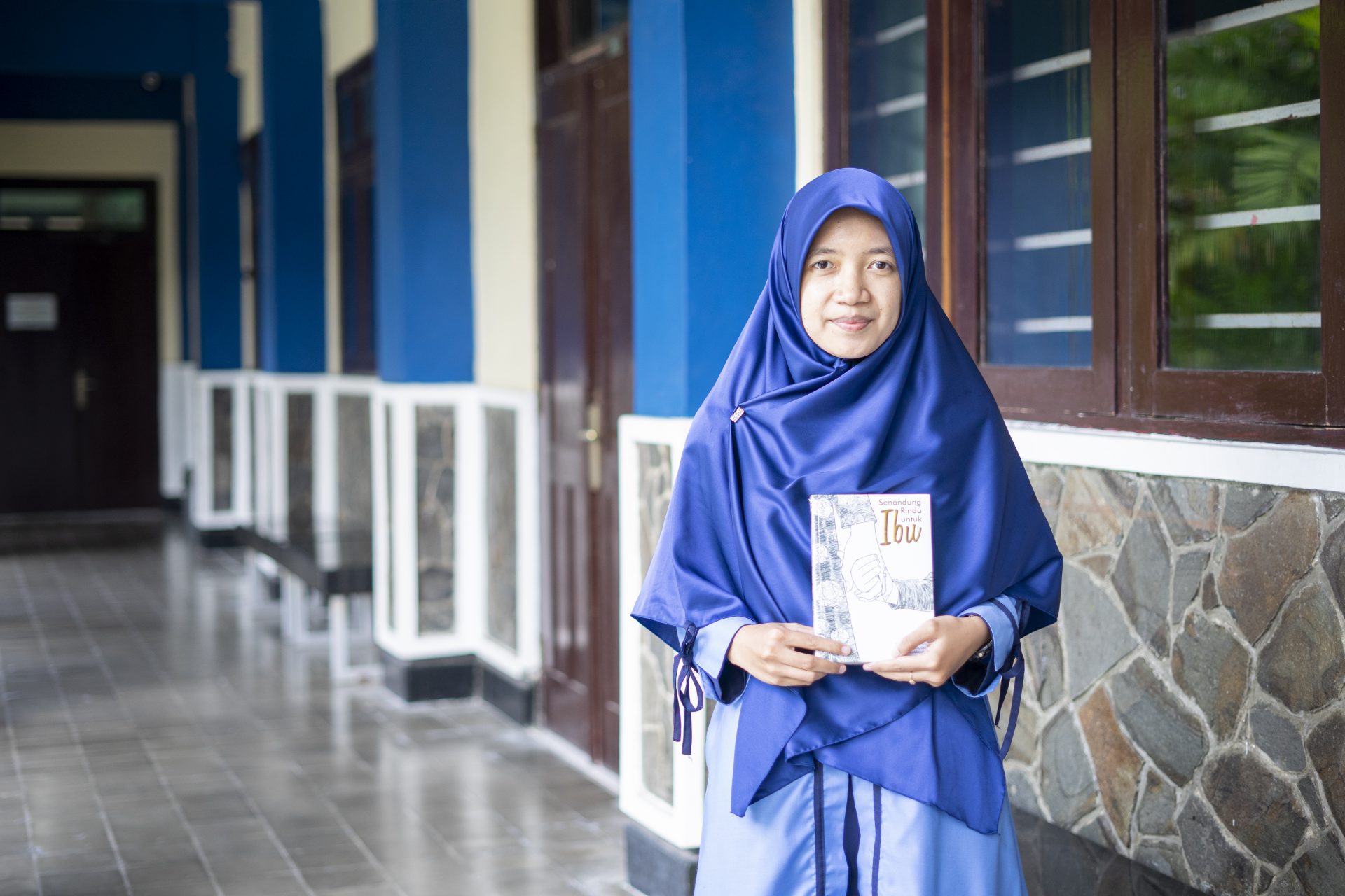 Ustazah Nurika dengan Buku Senandung Rindu untuk Ibu