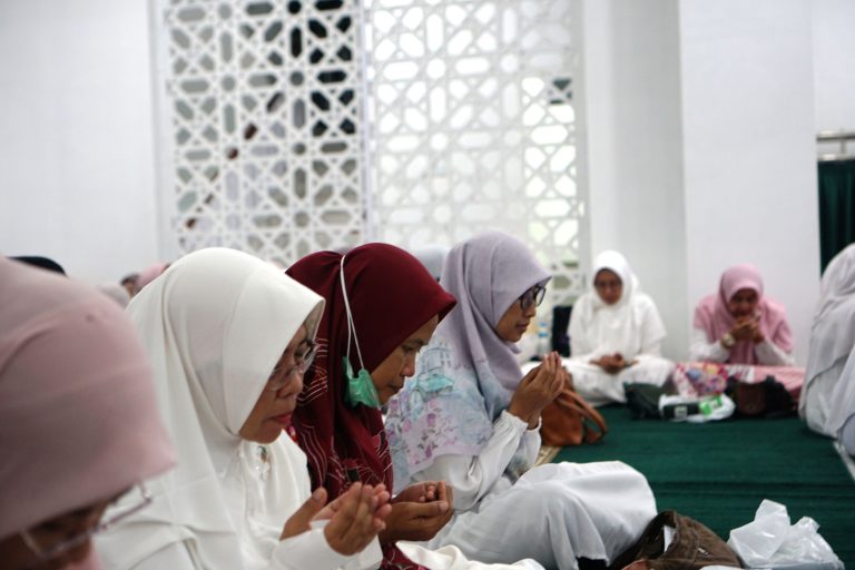 Read more about the article Doa Bersama Kelas IX: Menyulam Asa, di Ujung Doa