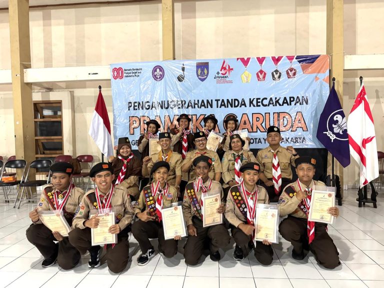 Read more about the article 10 Penggalang Resmi Sandang Pramuka Garuda