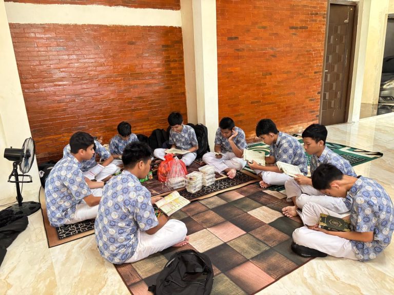 Read more about the article Kegiatan Tasmi’ Go Kelas 8: Menguatkan Hafalan Melalui Tasmi’ Al-Qur’an 
