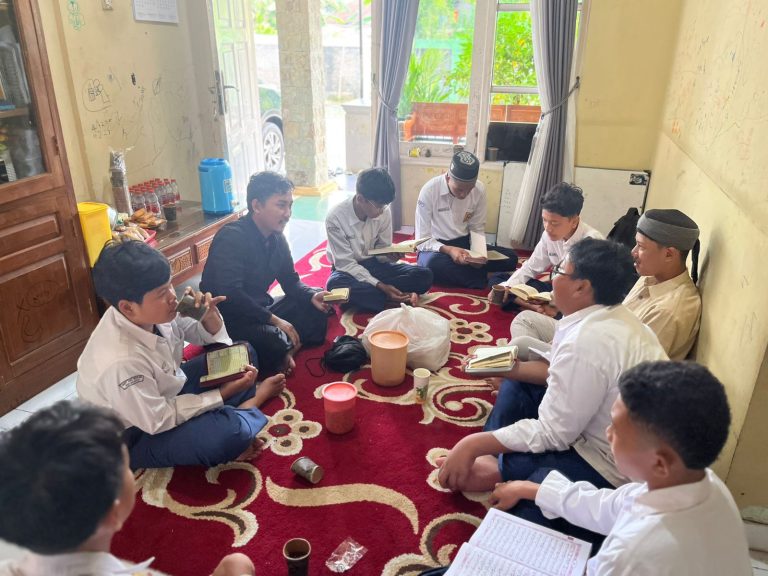Read more about the article Tasmi’ GO Kelas 7: Penguatan Hafalan Al-Qur’an Melalui Murajaah Bersama di Rumah Wali Murid